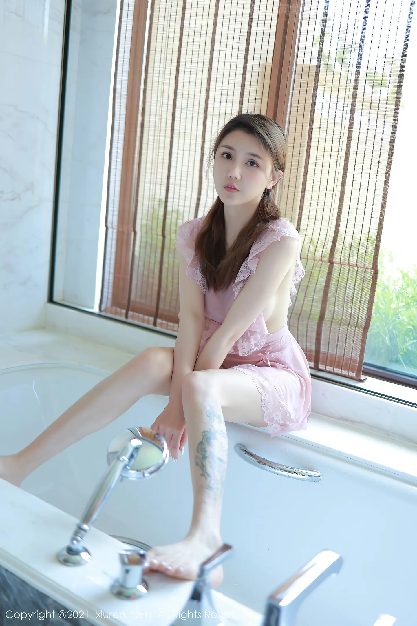 图片[4]-[XiuRen秀人网]VOL.3611 模特夏西CiCi西双版纳旅拍粉色女仆裙湿身秀火辣身材诱惑写真63P-秀人网官方网站